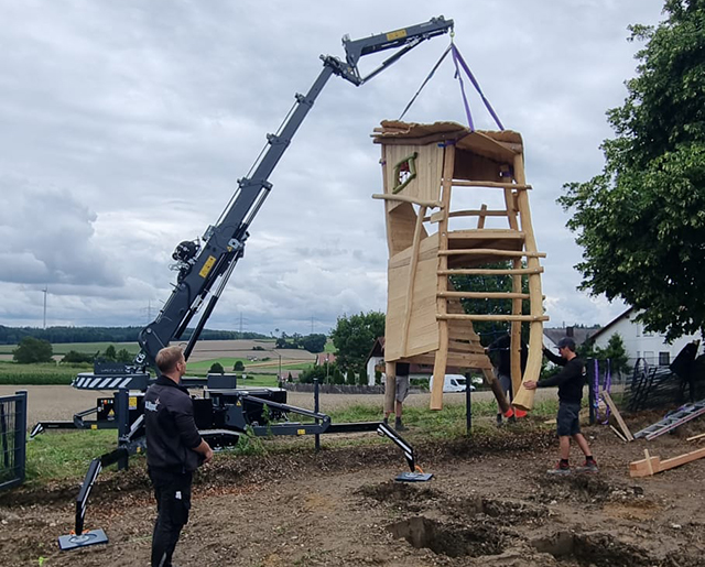 Minikran beim Heben eines Spielturms